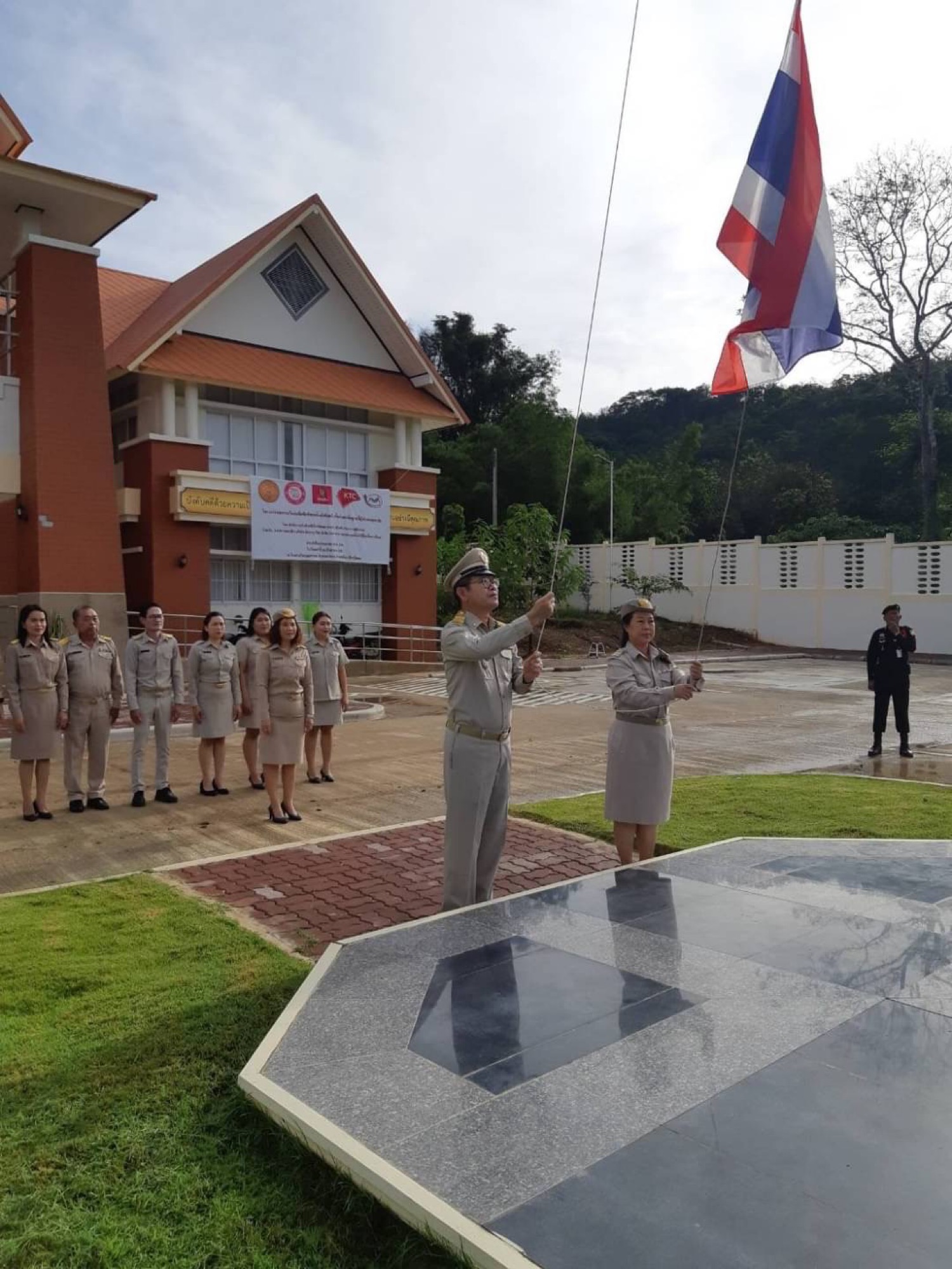 ﻿สำนักงานบังคับคดีจังหวัดเลย เข้าร่วมกิจกรรมการเชิญธงชาติและร้องเพลงชาติไทย